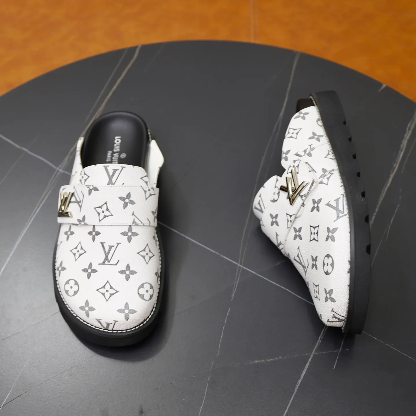 Ex-factory price 420💰 Lv. Popular men's slippers hot sale 🔥 🩴Official website one to one production 38-45 sizes 45 46 🉑️Customized!